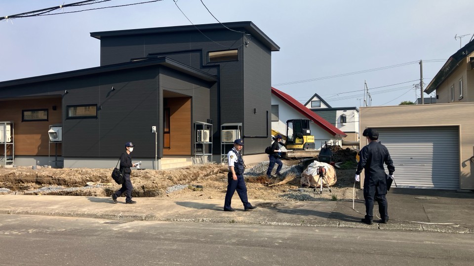 【北海道】「ユンボの下敷きに」　工事現場でショベルカーが倒れる 運転の60代男性作業員が意識不明 運転席から投げ出されたか　北広島市
